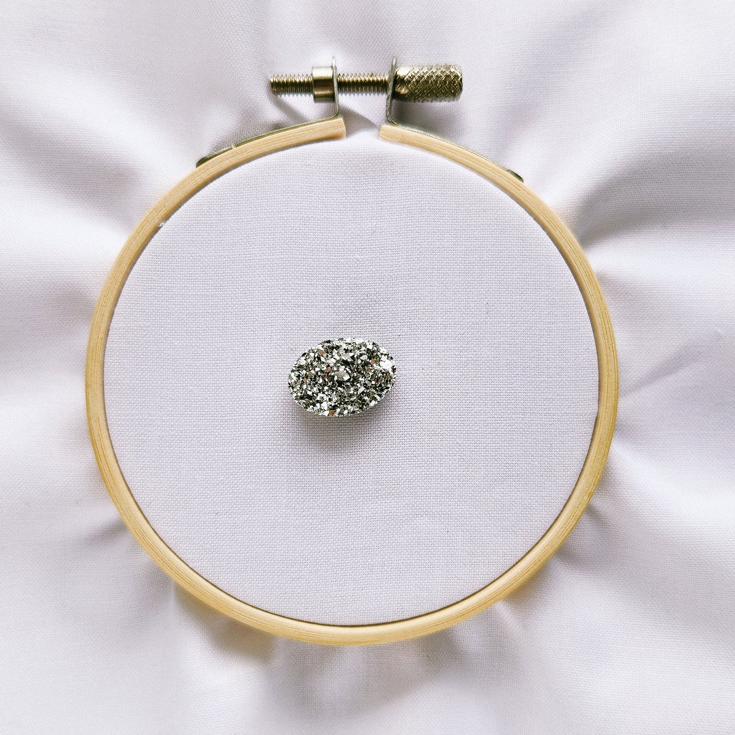 Oval Silver Sparkly Magnetic Needle Minder