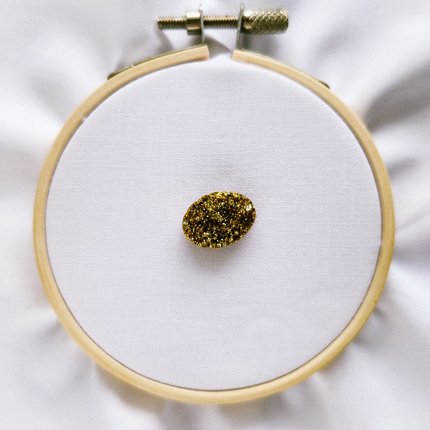 Gold Oval Sparkly Magnetic Needle Minder